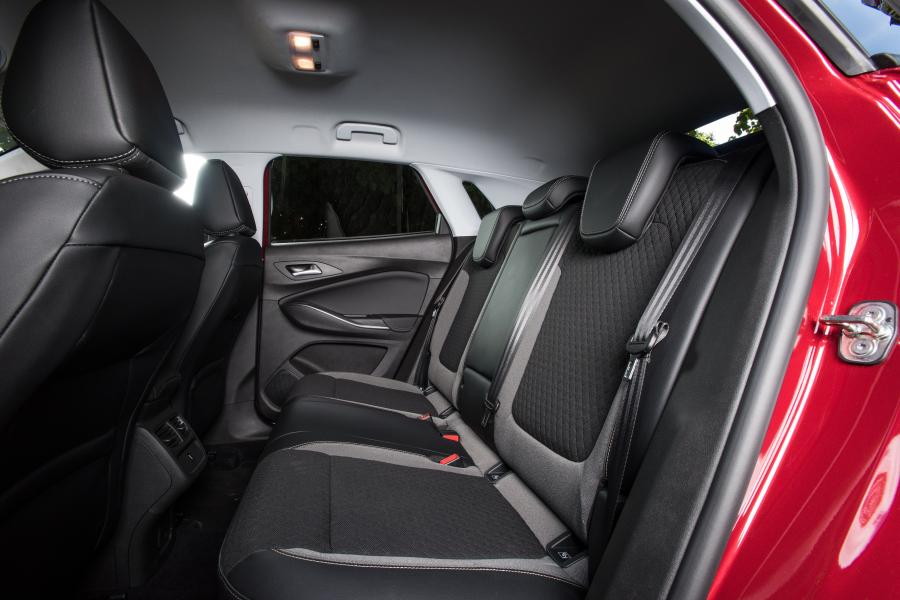 Интерьер Vauxhall Grandland X Turbo D 2017 года  (фото 7 из 20)